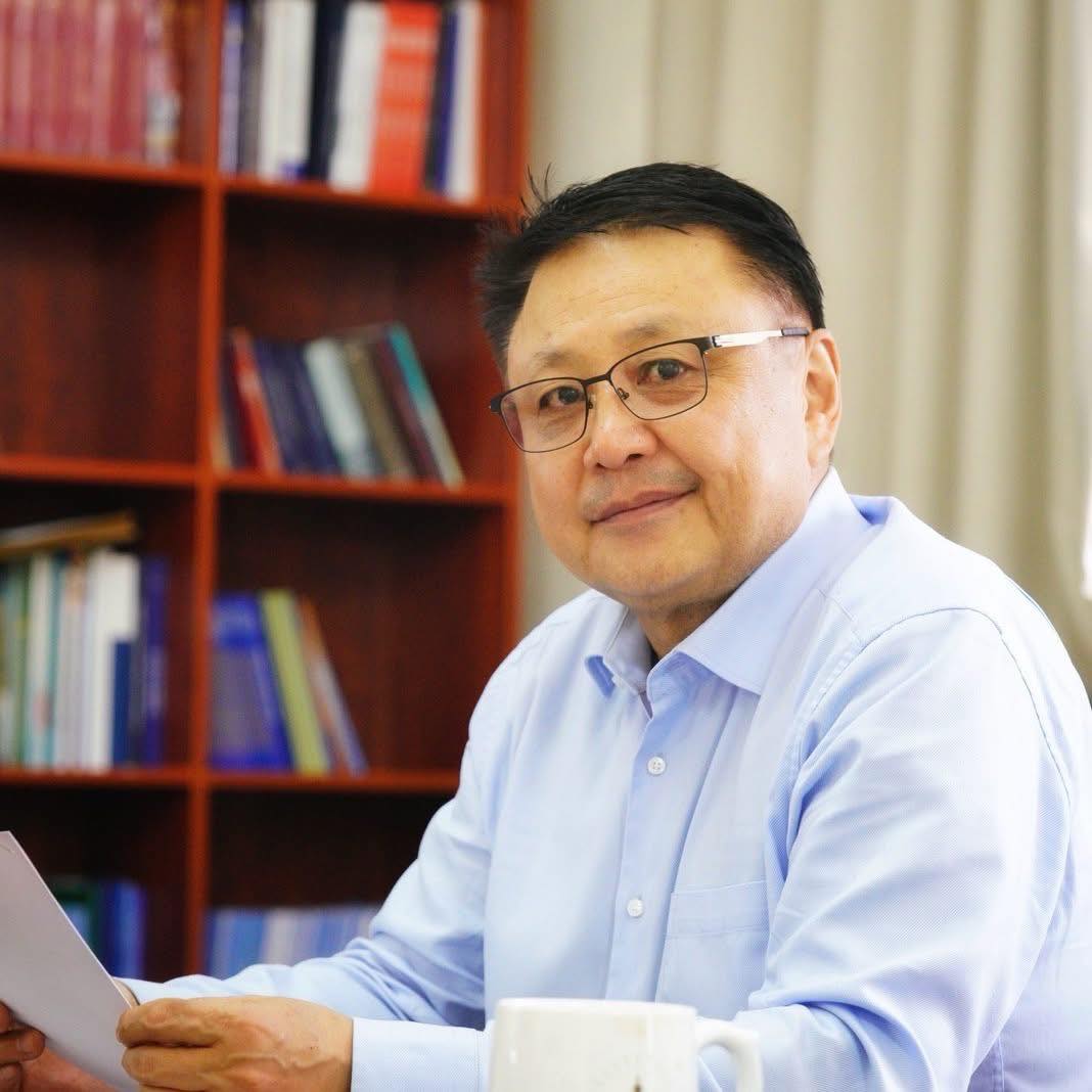 Р.Даваадорж: Монголын нөхцөлд төрийн өмчит компаниудыг хувьчлахдаа биржээр нээлттэй IPO гаргах нь зөв