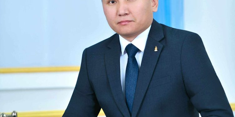 М.Даваабатыг “НИЙСЛЭЛИЙН ТЭРГҮҮНИЙ АЖИЛТАН” цол тэмдгээр шагнажээ