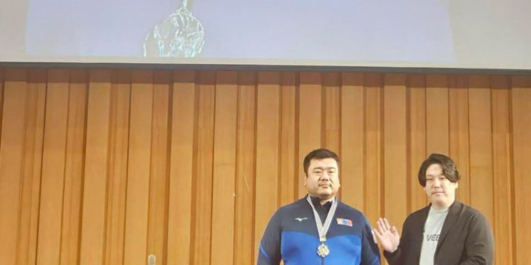 Хөдөлмөрийн баатар, гавьяат тамирчин Э.Содномпилжээ алтан медаль хүртэв