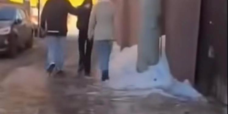 Өмнө нь үерхэж байсан бүсгүйгээ бусадтай нийлэн бүлэглэн зоджээ